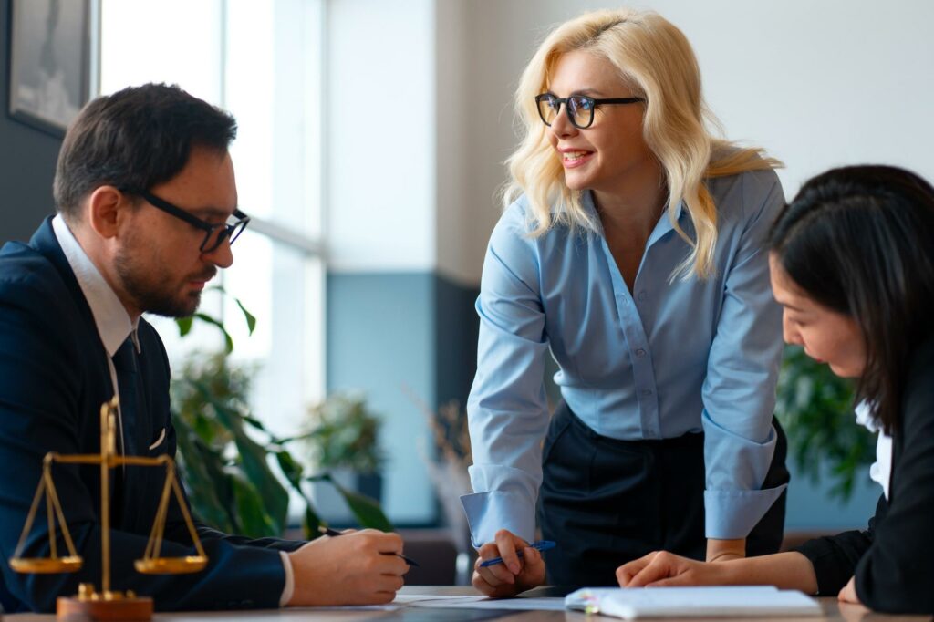 Le métier d'avocat : avocat qui donne des conseils à son client